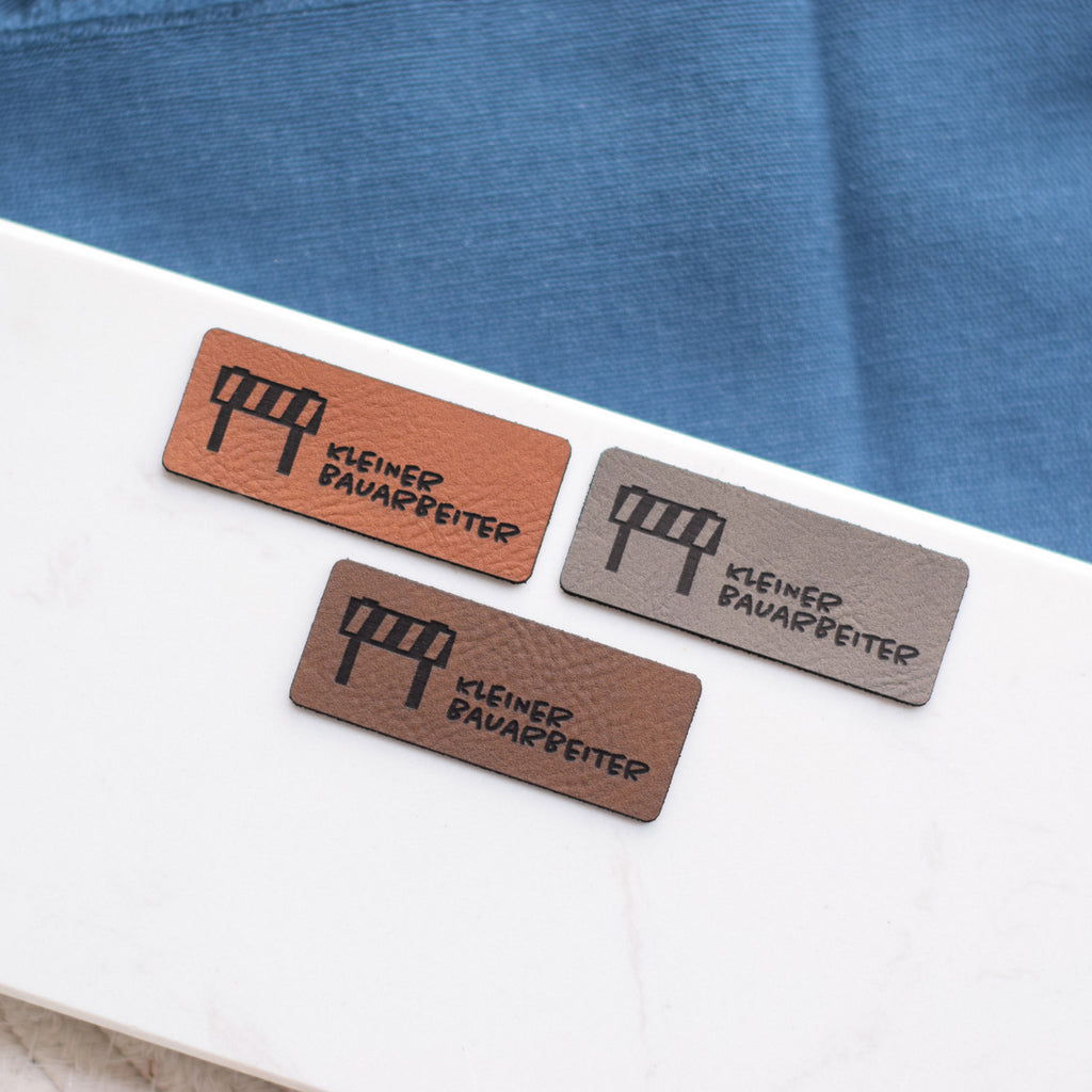 Kunstlederlabel "Kleiner Bauarbeiter - Absperrung"
