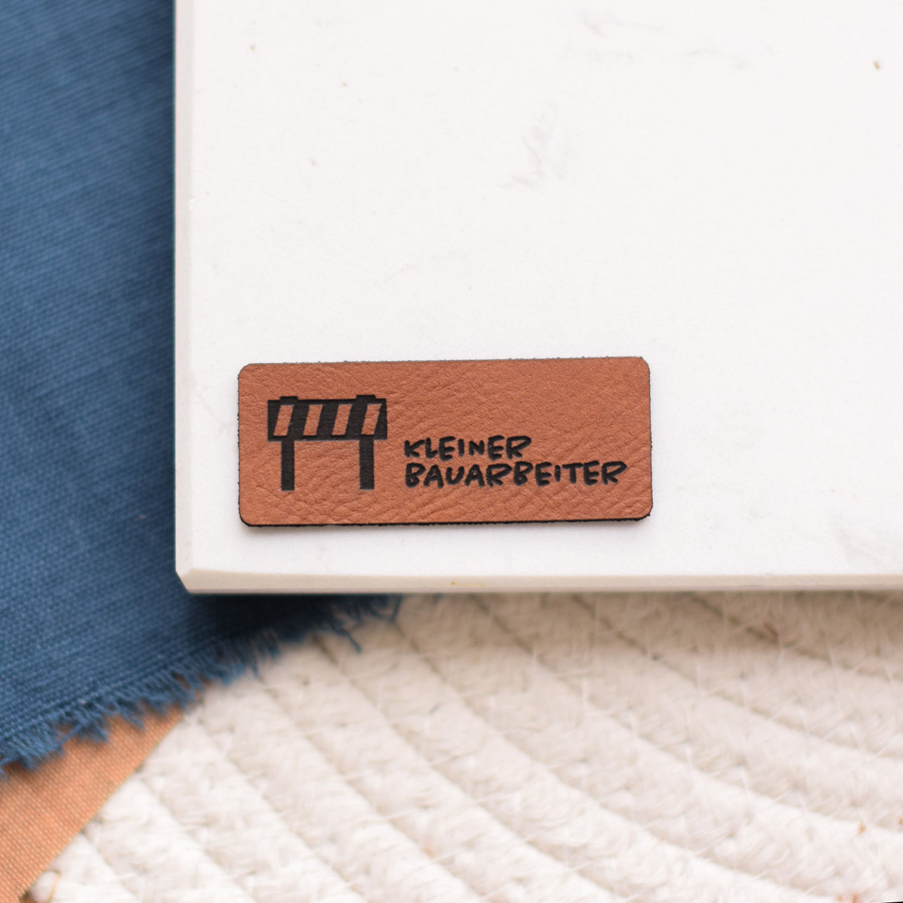 Kunstlederlabel "Kleiner Bauarbeiter - Absperrung"