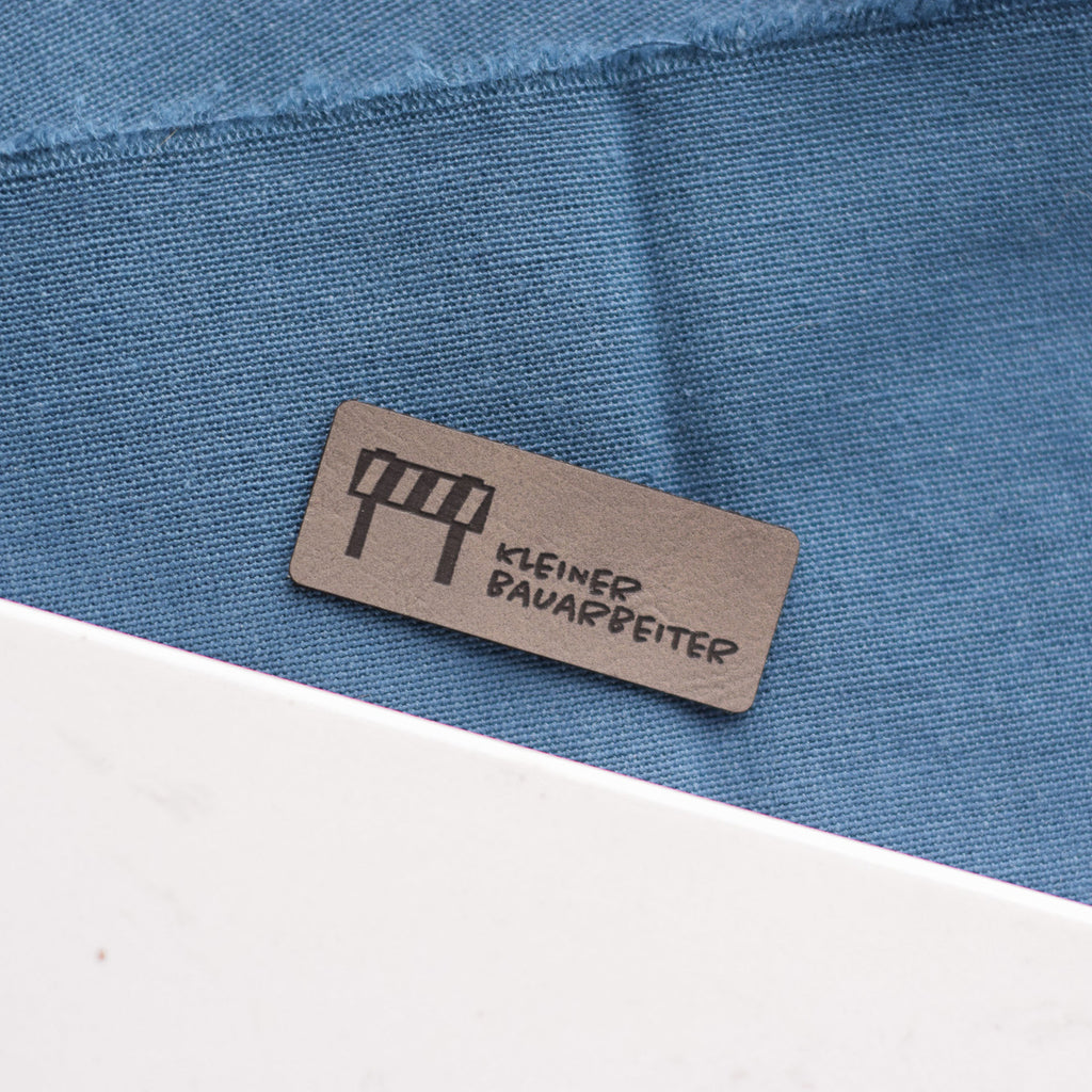 Kunstlederlabel "Kleiner Bauarbeiter - Absperrung"