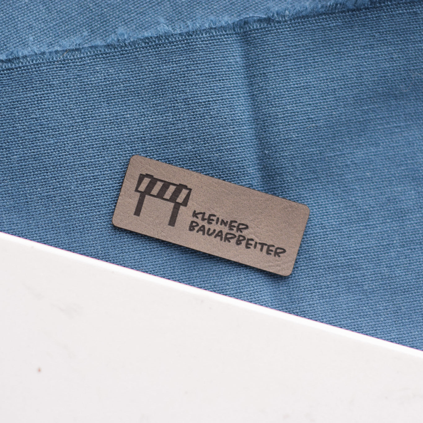 Kunstlederlabel "Kleiner Bauarbeiter - Absperrung"