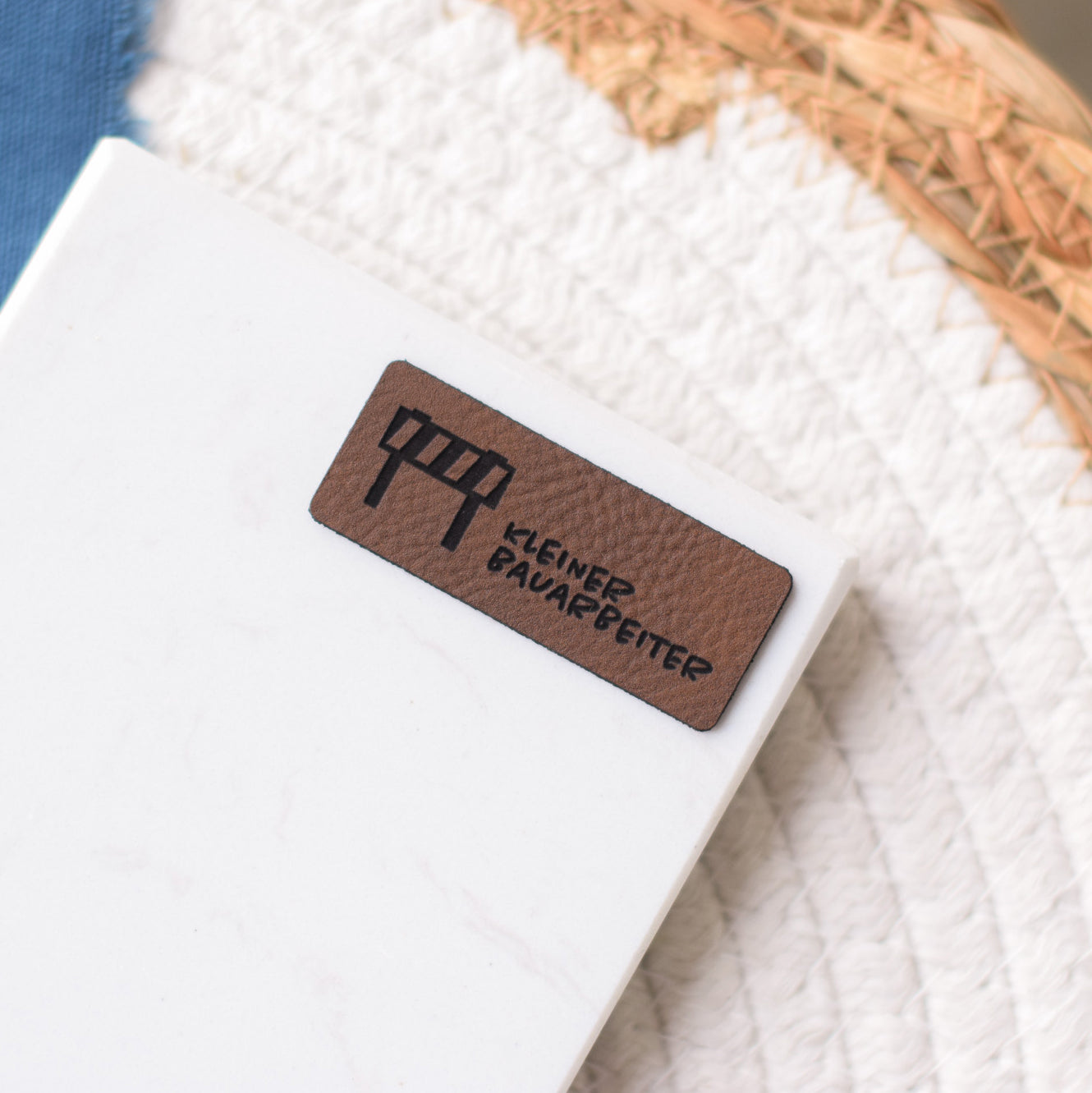 Kunstlederlabel "Kleiner Bauarbeiter - Absperrung"