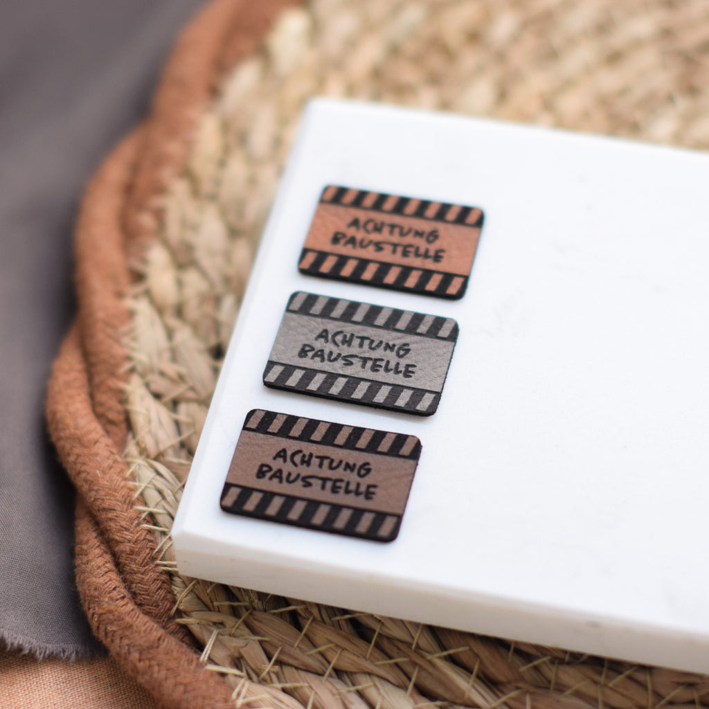 Kunstlederlabel "Achtung Baustelle"