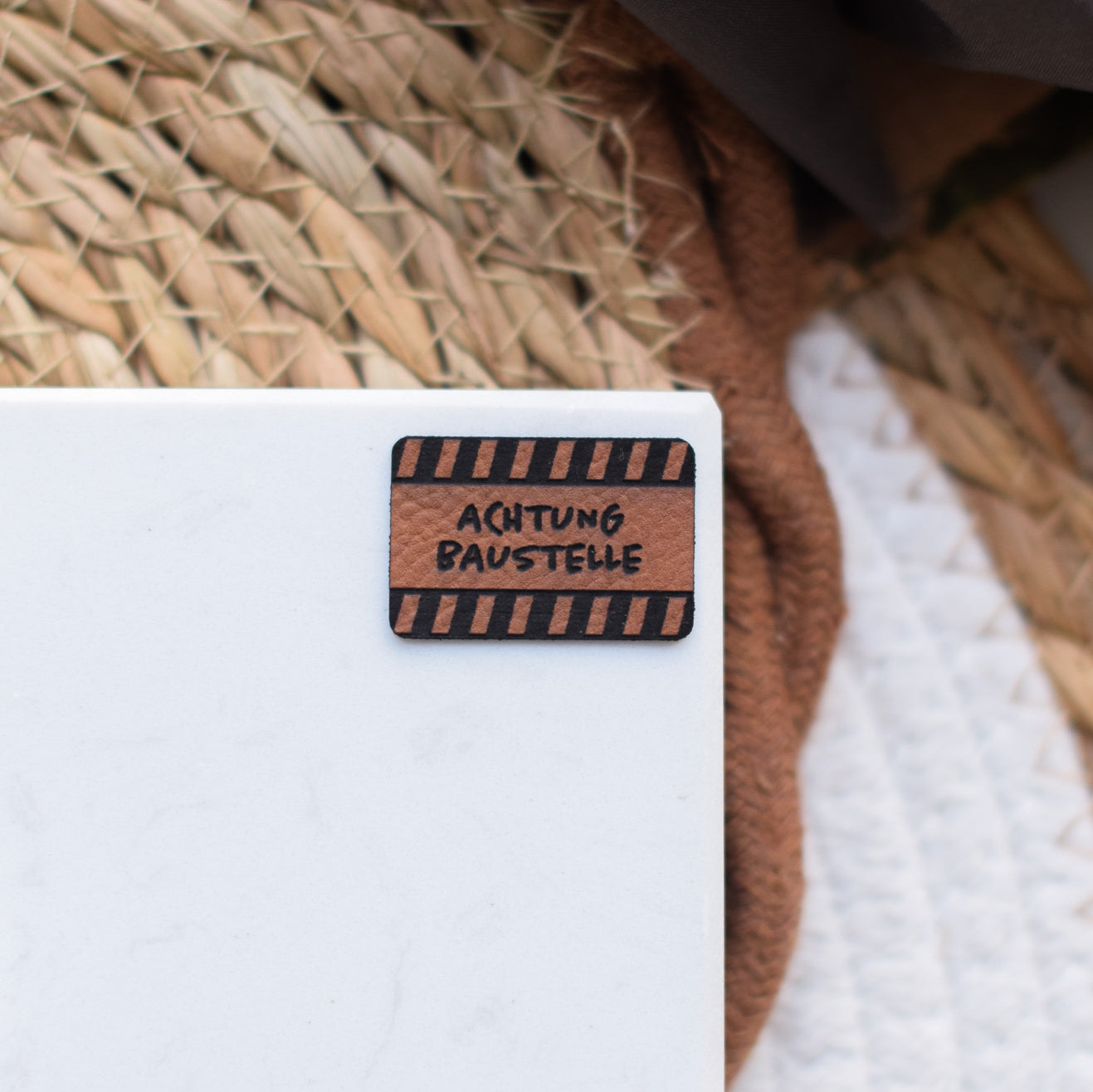 Kunstlederlabel "Achtung Baustelle"