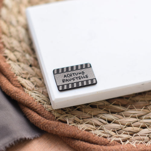 Kunstlederlabel "Achtung Baustelle"