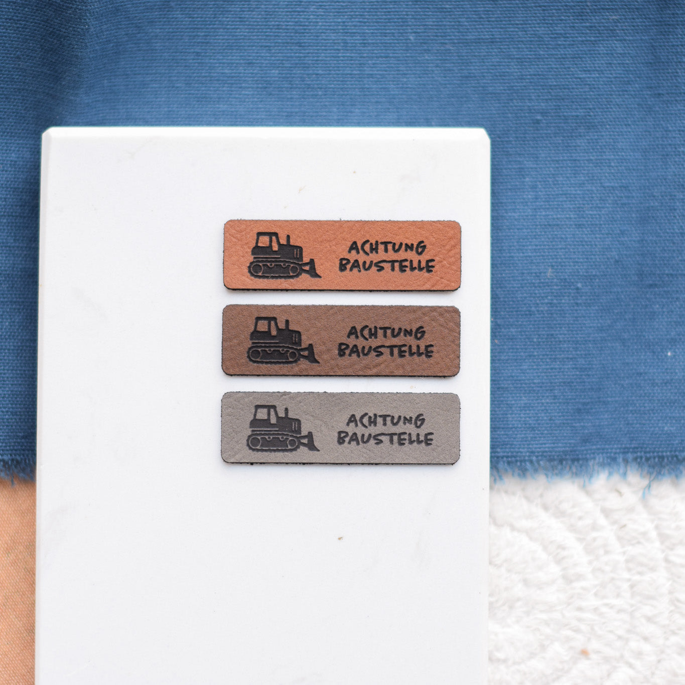 Kunstlederlabel "Achtung Baustelle - Planierraupe"