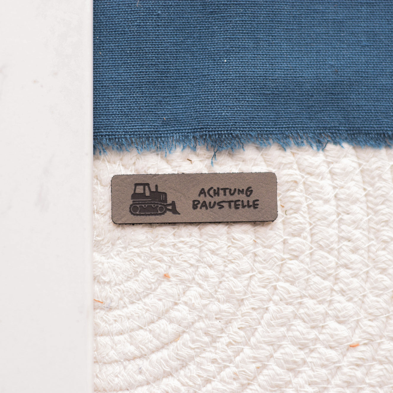 Kunstlederlabel "Achtung Baustelle - Planierraupe"