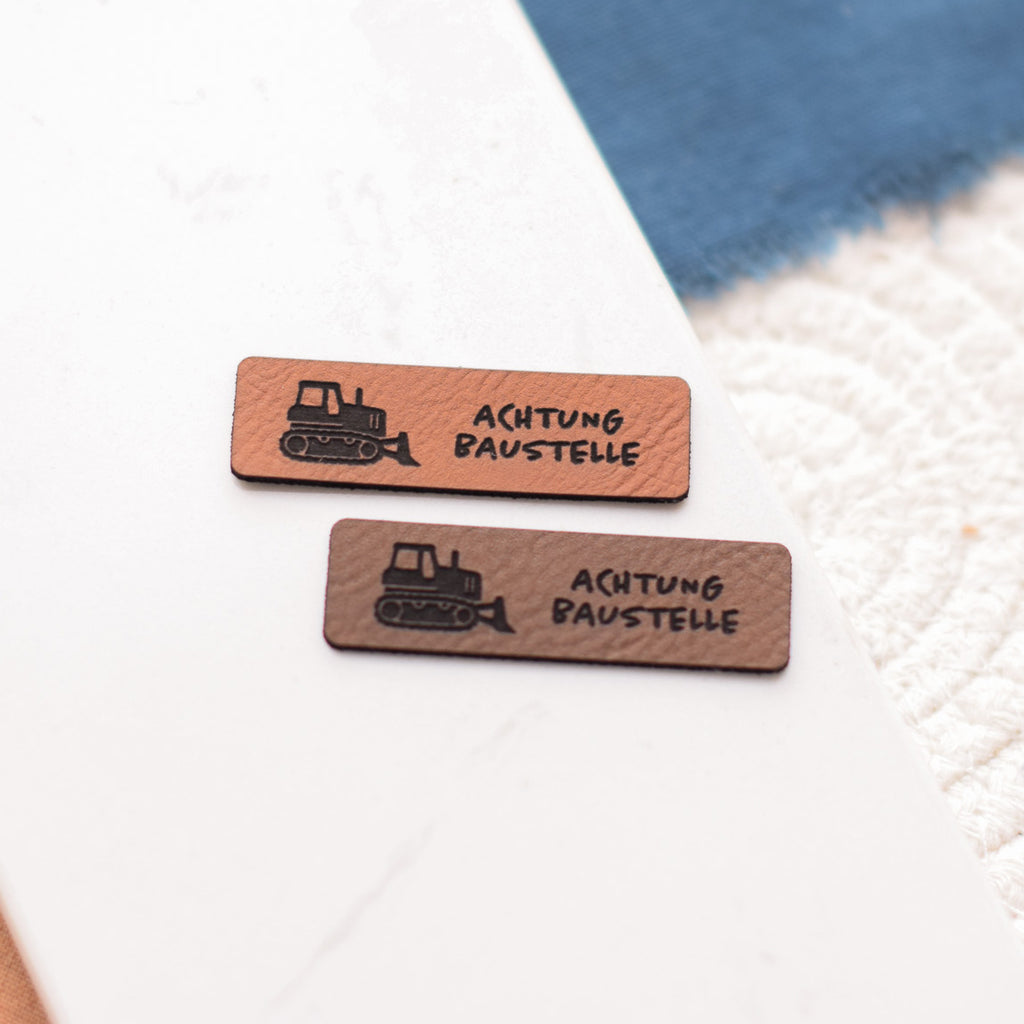 Kunstlederlabel "Achtung Baustelle - Planierraupe"