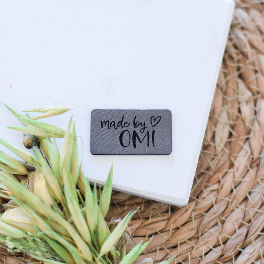 Kunstlederlabel "made by OMI"