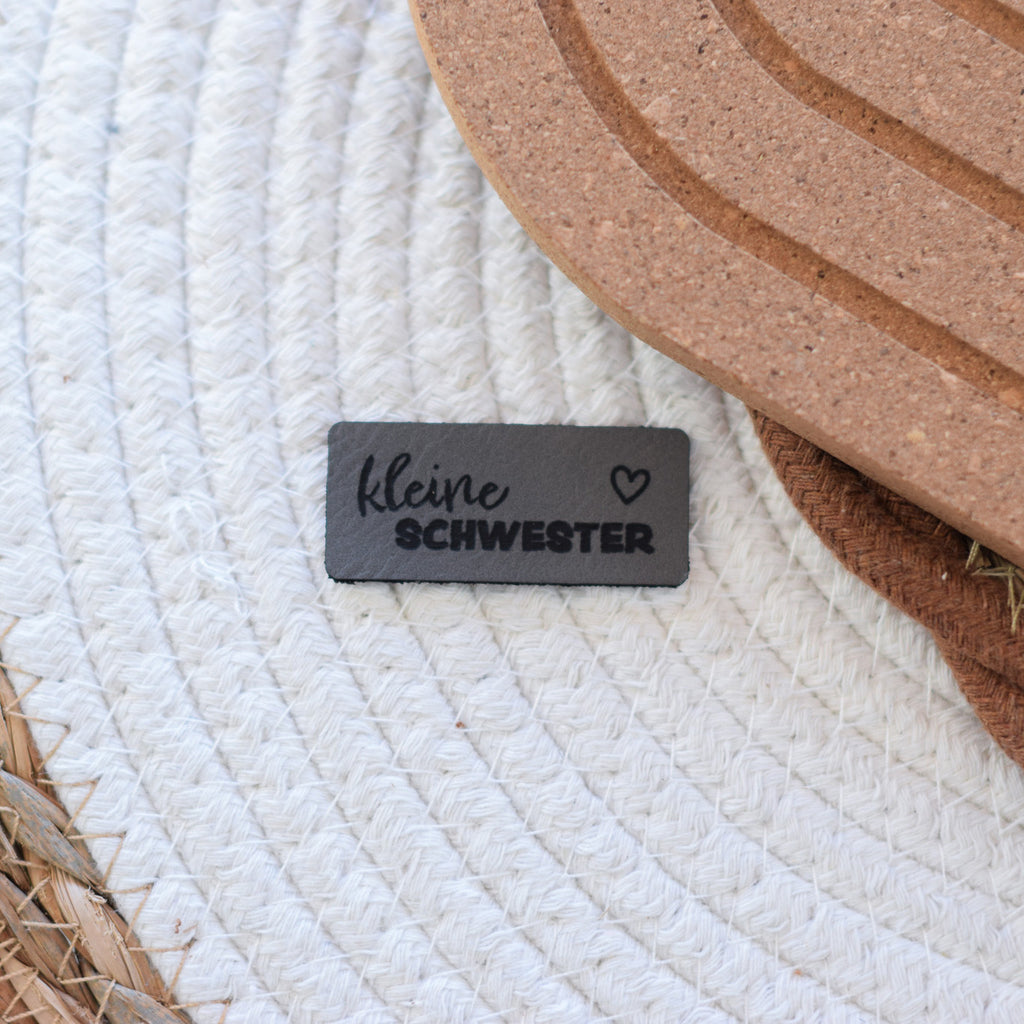 Kunstlederlabel "kleine Schwester"