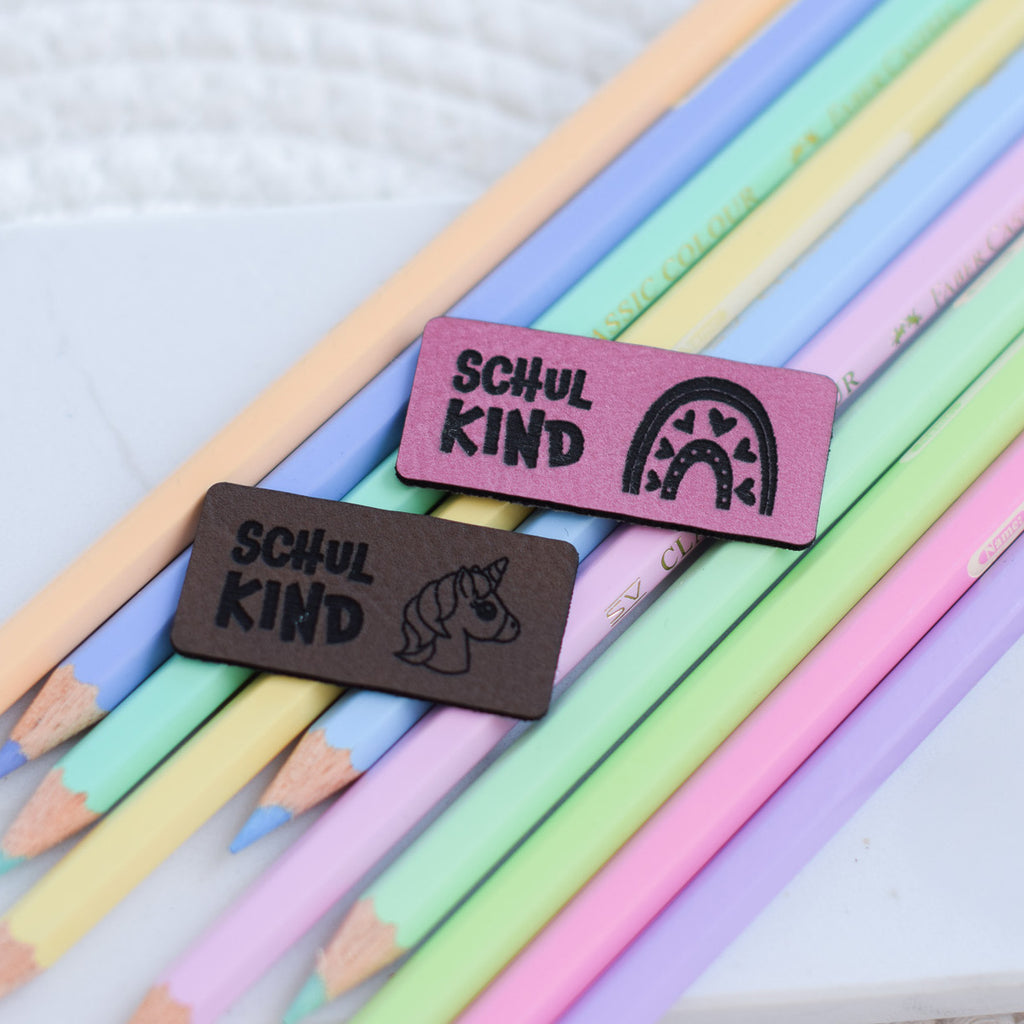 Kunstlederlabel "Schulkind Regenbogen"