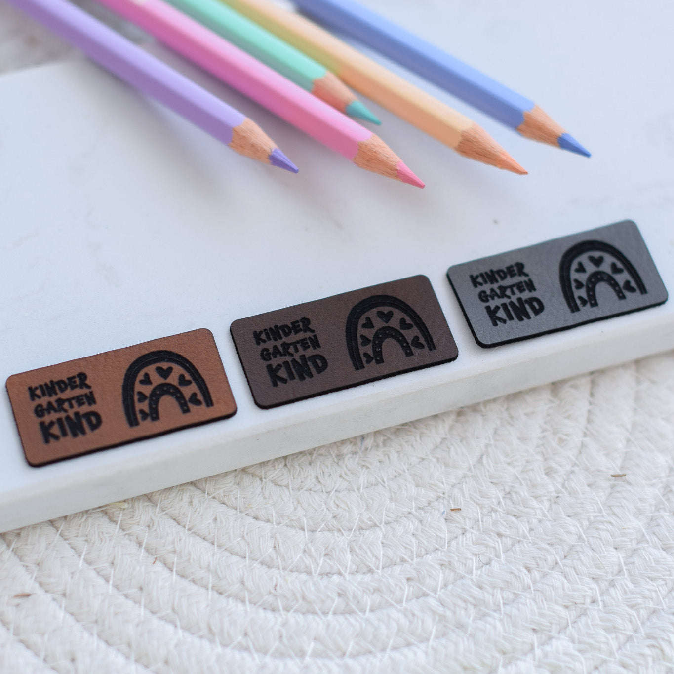 Kunstlederlabel "Kindergartenkind Regenbogen"