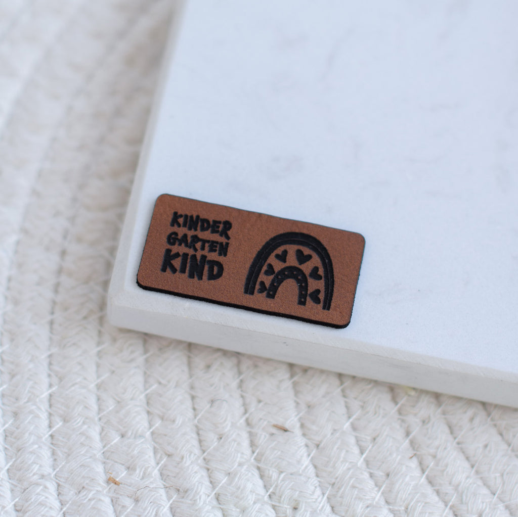 Kunstlederlabel "Kindergartenkind Regenbogen"